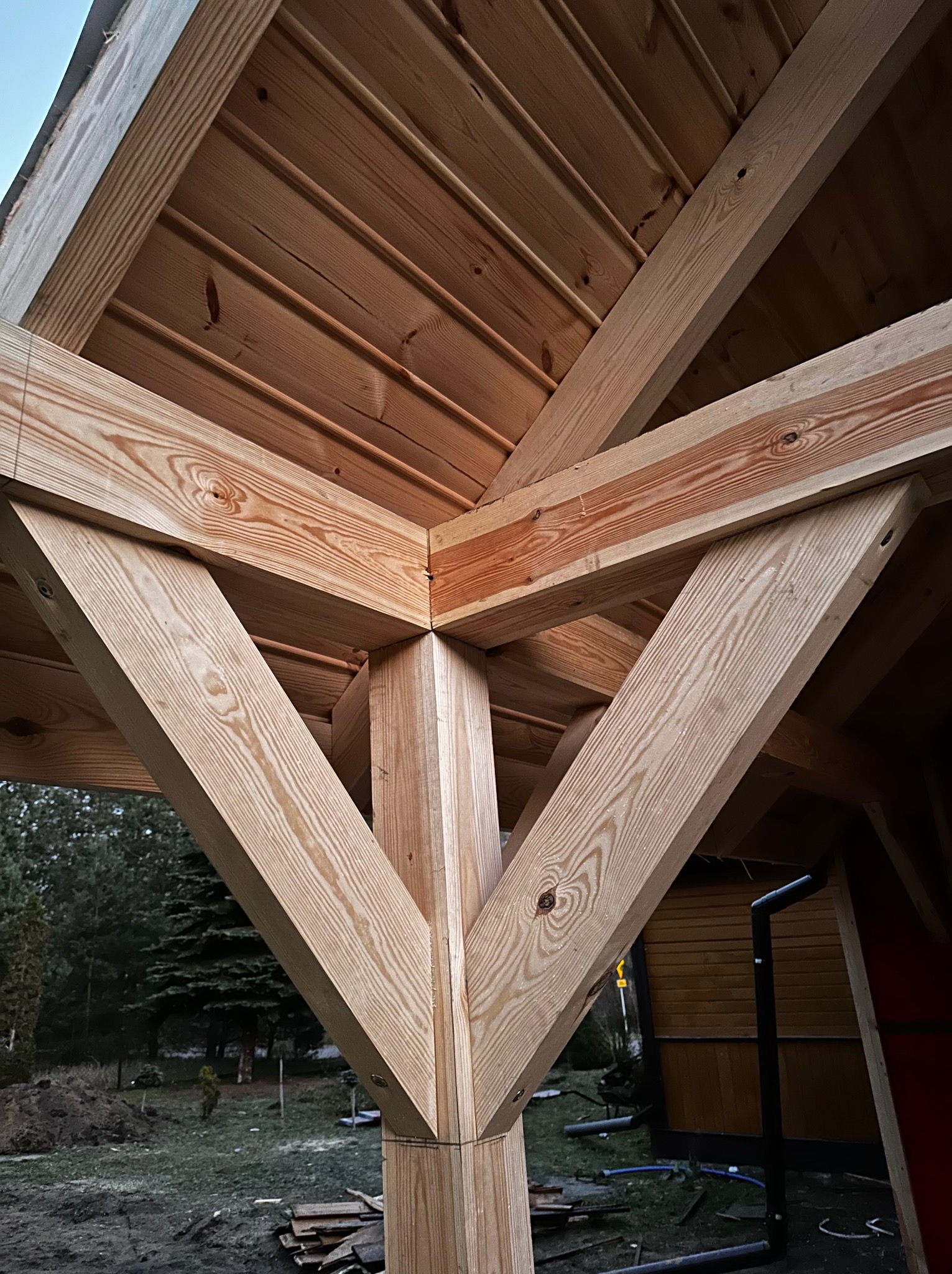 Drewniana konstrukcja dachu altany w trakcie budowy w Siemiatyczach, widoczny detal połączenia belek i desek, surowe drewno.
