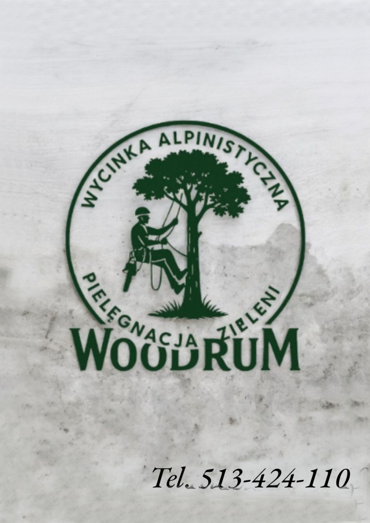 Zielone logo firmy Woodrum z alpinistyczną wycinką drzew i numerem telefonu na tle szarej, teksturowanej powierzchni.