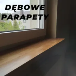 Zamontowany dębowy parapet wewnętrzny przy oknie PCV, widok na zewnątrz, kaloryfer pod spodem.