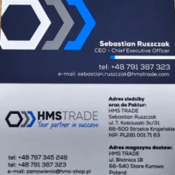 Wizytówka firmy HMS TRADE z logo w kształcie trzech strzałek w kolorach białym, szarym i niebieskim, zawierająca dane kontaktowe CEO Sebastiana Ruszczaka oraz adresy siedziby i magazynu.