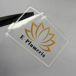 Druk na folii bezbarwnej wraz z drukiem białego koloru i podkładu dla lepszej intensywności koloru. Naklejki cięte po obrysie.