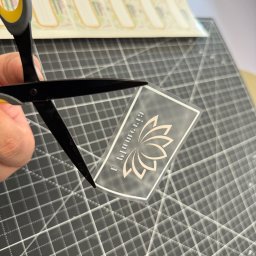 Druk naklejek na folii bezbarwnej wraz z drukiem białego koloru. 