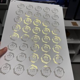 Pozłacanie wybiórcze wydruków, zawieszek i naklejek