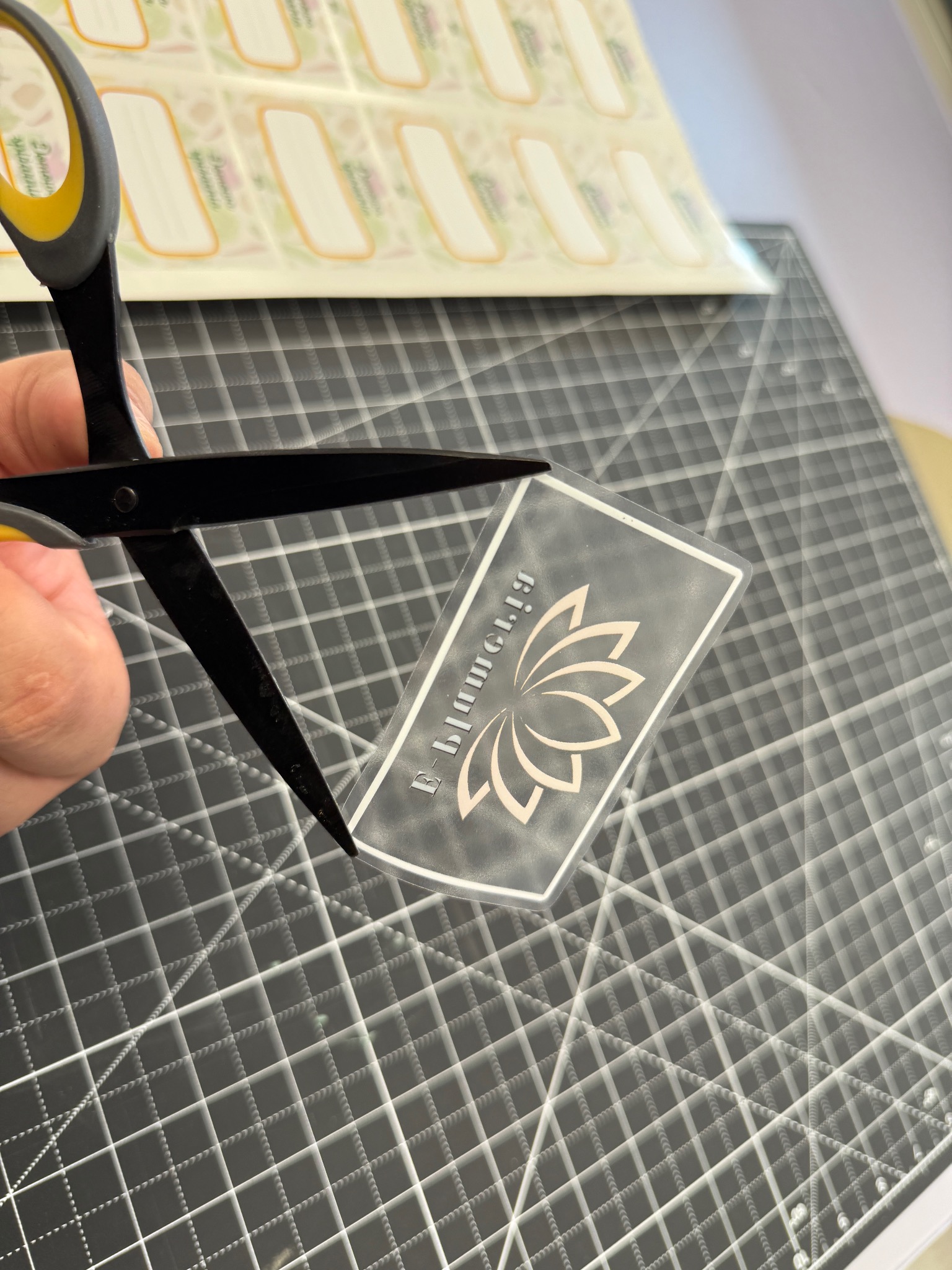 Druk naklejek na folii bezbarwnej wraz z drukiem białego koloru.