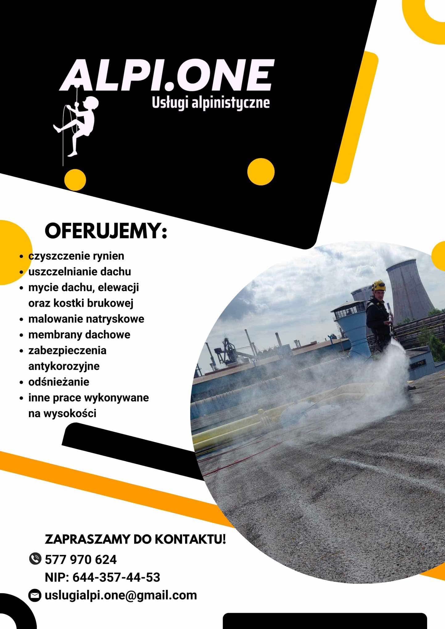 Promocyjna grafika firmy Alpi.One, oferującej usługi alpinistyczne, prezentująca pracownika w kasku, który za pomocą lancy ciśnieniowej czyści dach przemysłowy na tle zabudowań fabrycznych.