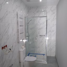 Kompleksowe wykończenie łazienki (sufit podwieszany GK na stelażu, oświetlenie punktowe, płytki, montaż urządzeń sanitarnych)