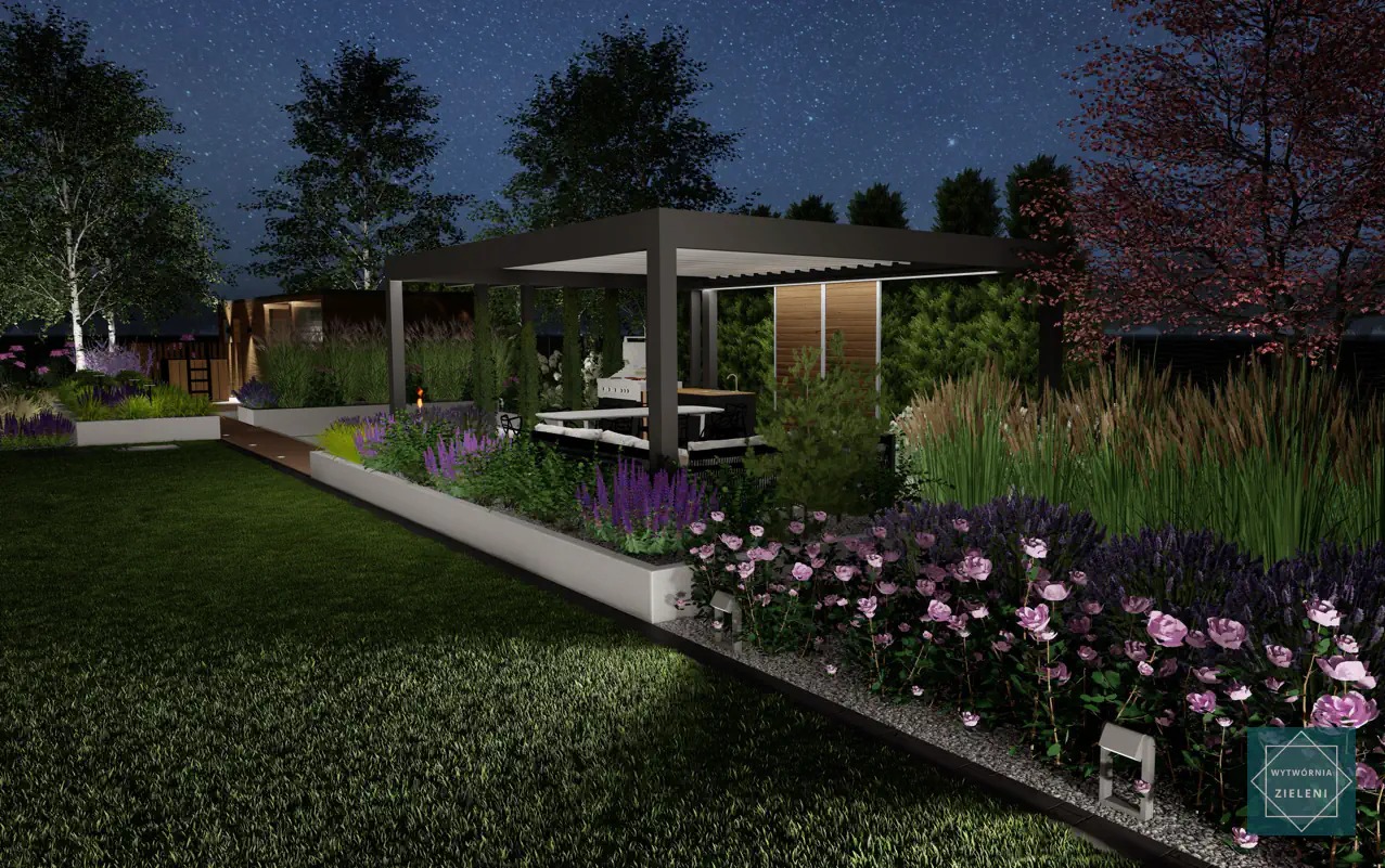 Nocny widok na nowoczesny ogród z pergolą, grillem i meblami ogrodowymi, oświetlony rabatami kwiatowymi i niskimi lampami, na tle gwiaździstego nieba.