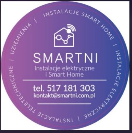 Okrągłe logo firmy SMARTNI z gradientem fioletowo-niebieskim, oferującej instalacje elektryczne i rozwiązania Smart Home, z ikoną domu z anteną Wi-Fi, numerem telefonu i adresem e-mail.