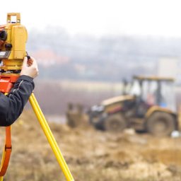 Obsługa budowy, wytyczenie głównych osi konstrukcyjnych, pomiary inwentaryzacyjne, obsługa w trakcie budowy, niwelacja terenu, założenie reperów roboczych, mapy inwentaryzacji powykonawczej;