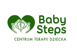 Zielone logo 'Baby Steps CENTRUM TERAPII DZIECKA' z dłońmi ułożonymi w kształt serca, wewnątrz których znajdują się stopy niemowlęcia.