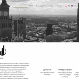 Strona internetowa firmy Aure z widokiem na panoramę Warszawy w tle, w tym Pałac Kultury i Nauki oraz nowoczesne wieżowce.