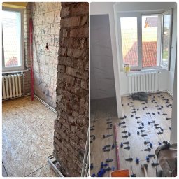 Horizon Piotr Kwiatkowski - Porównanie stanu łazienki przed i w trakcie remontu: surowa cegła i płyta OSB kontra ułożone płytki podłogowe z użyciem poziomicy i klipsów poziomujących. Widoczny grzejnik i okno.