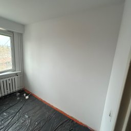 Horizon Piotr Kwiatkowski - Świeżo pomalowane na biało wnętrze pokoju z zabezpieczoną folią podłogą. Widoczne okno z grzejnikiem i fragment drzwi. Minimalistyczny kadr, jasne oświetlenie.
