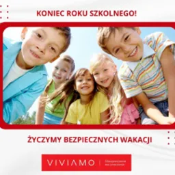 Zdjęcie grupki uśmiechniętych dzieci, z życzeniami bezpiecznych wakacji i logo firmy ubezpieczeniowej Viviamo, na tle stylizowanego, czerwonego obramowania.