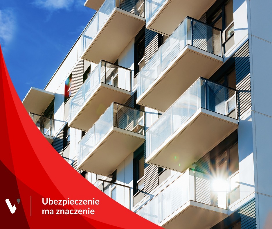 Nowoczesny budynek wielorodzinny z balkonami o szklanych balustradach, jasna elewacja, błękitne niebo w tle, w rogu czerwony element graficzny z napisem.