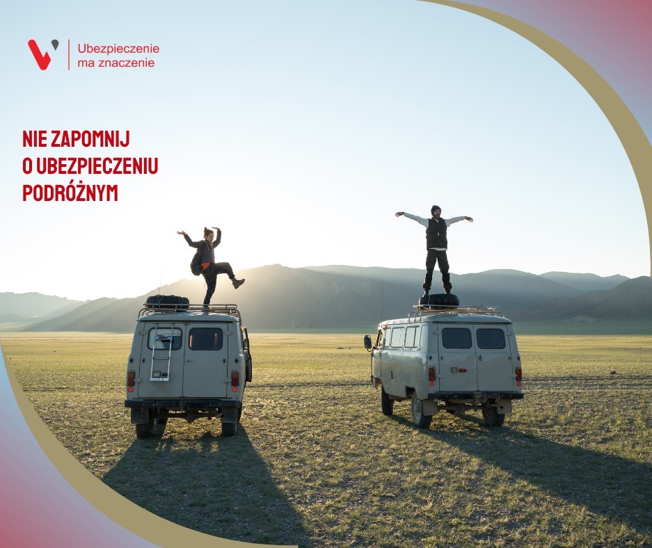 Dwie osoby świętują podróż na dachach zaparkowanych vanów na tle rozległej łąki i gór w oddali, z tekstem reklamowym u góry zachęcającym do wykupienia polisy.