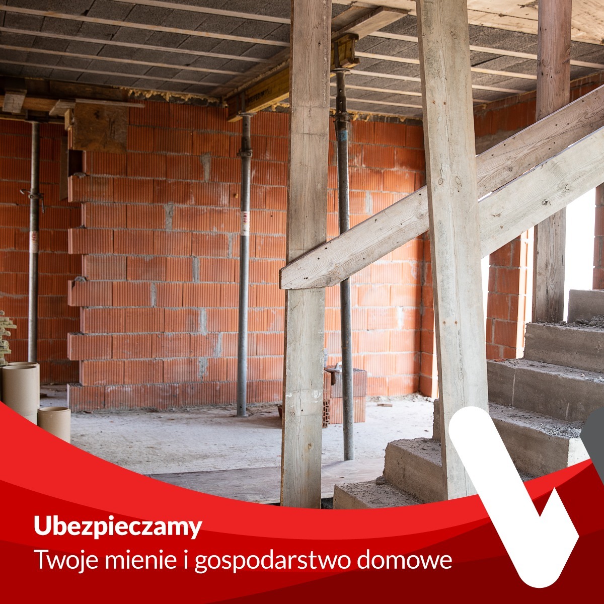 Niedokończona budowa: surowe cegły, drewniane podpory i betonowe schody wewnątrz budynku, z widocznym zbrojonym stropem i reklamowym paskiem na dole zdjęcia.