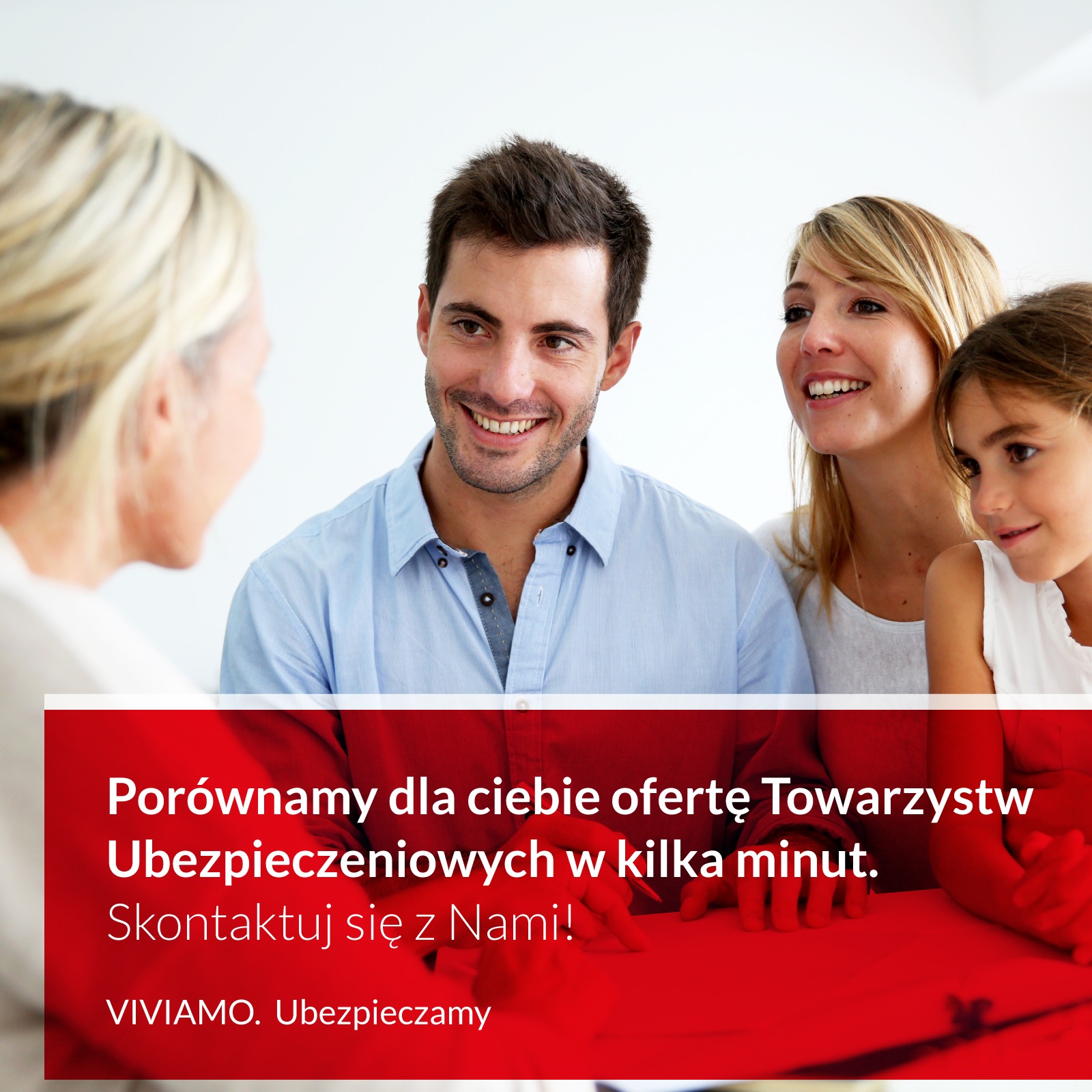 Rodzina (mężczyzna, kobieta, dziecko) rozmawia z konsultantką, na pierwszym planie czerwony stół z napisem o porównywaniu ofert i kontakcie.