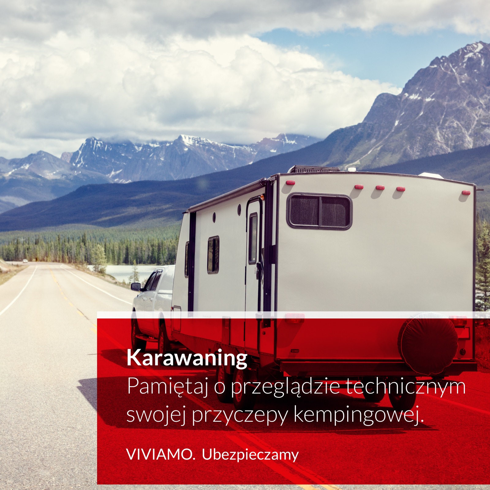 Przyczepa kempingowa ciągnięta przez samochód na drodze z widokiem na góry w tle.
