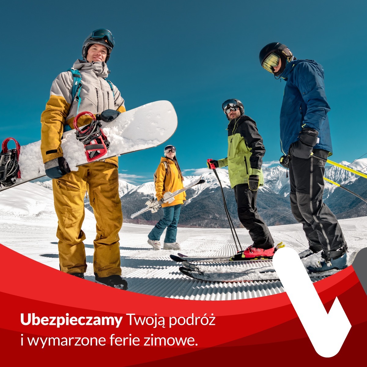 Grupa czterech osób w strojach narciarskich i snowboardowych na stoku z widokiem na ośnieżone góry w słoneczny dzień. Na pierwszym planie tekst reklamowy.