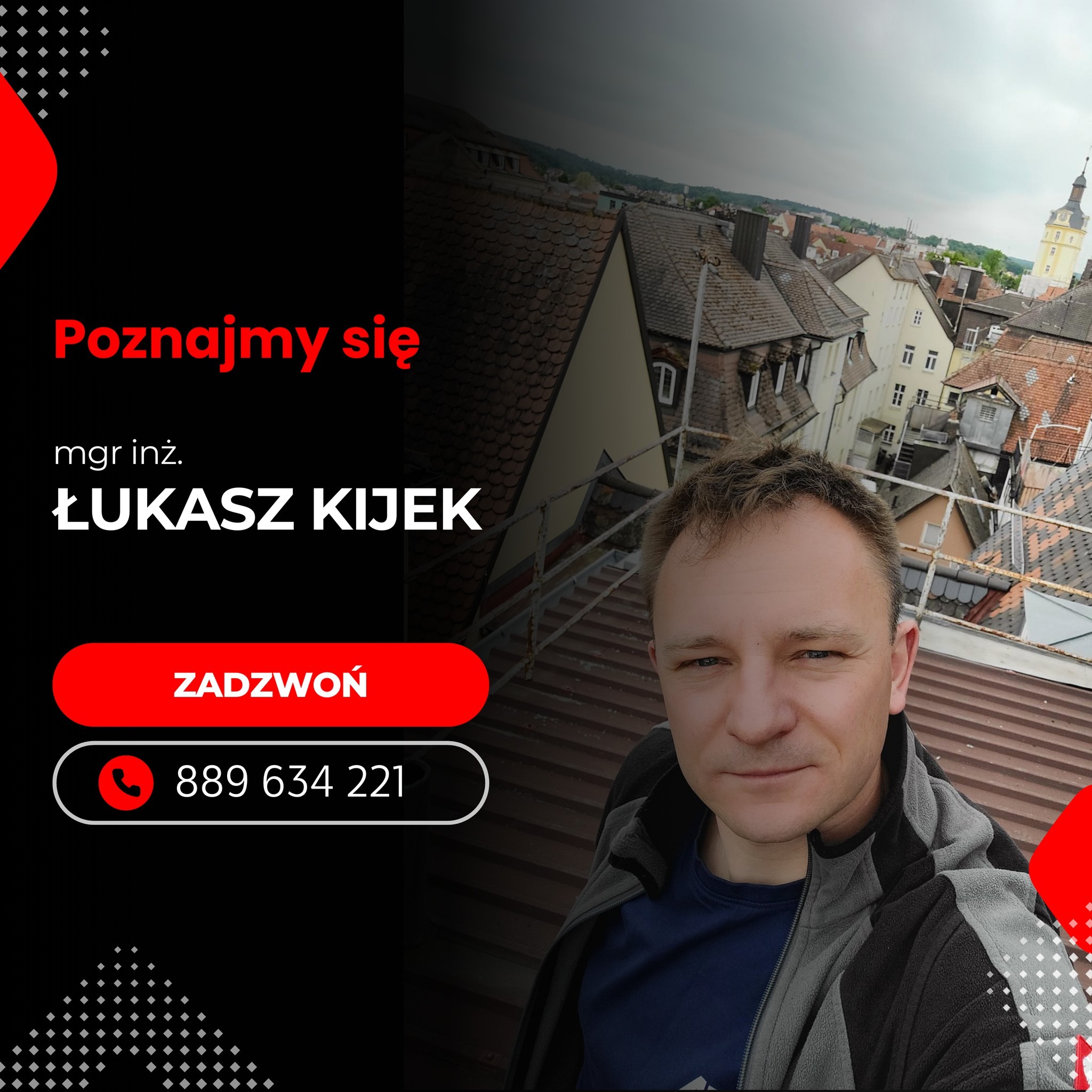 Zdjęcie portretowe mgr inż. Łukasza Kijeka na tle dachów starego miasta z wieżą zegarową, z elementami graficznymi i numerem telefonu.