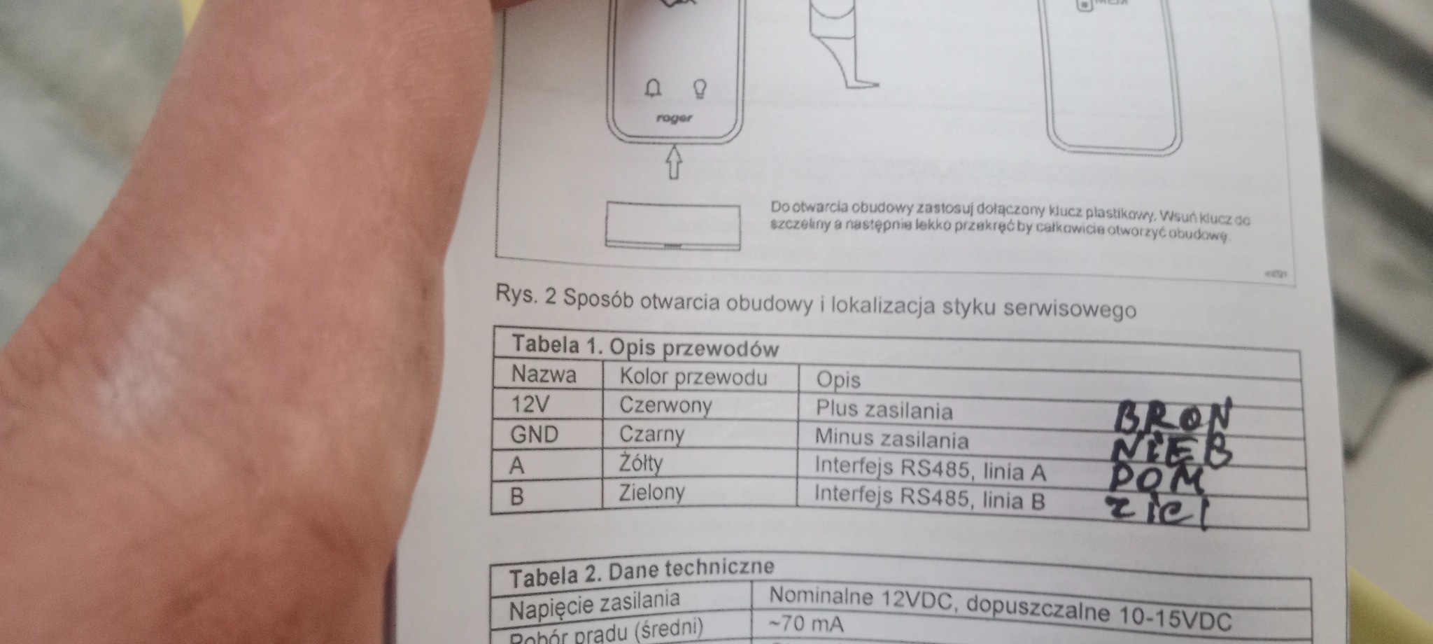 Instrukcja domofonu Roger z tabelą opisującą podłączenie przewodów, z naniesionymi odręcznymi notatkami.