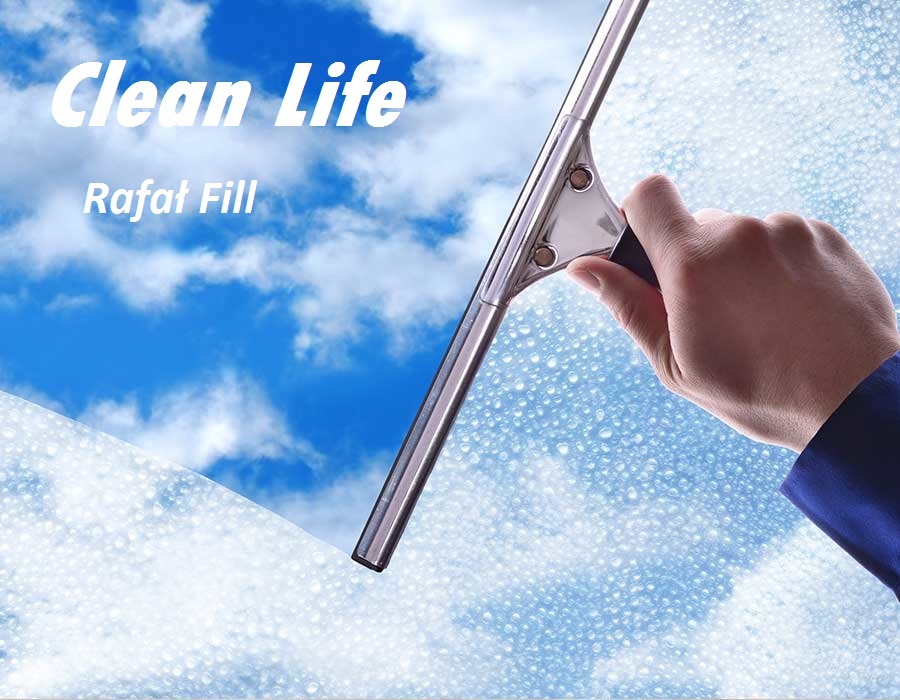 Ręka w niebieskiej koszuli czyści okno za pomocą ściągaczki, za oknem widoczne błękitne niebo z chmurami.