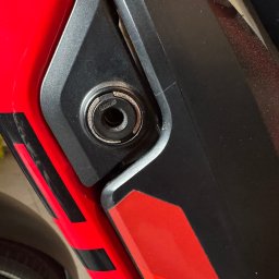 FHU EXITO Fita Arkadiusz - Zbliżenie na zamek ABUS w obudowie akumulatora roweru elektrycznego, czerwono-czarna kolorystyka ramy.