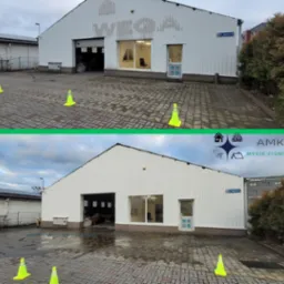 Porównanie elewacji budynku przed i po myciu ciśnieniowym, widoczne usunięte zabrudzenia i odświeżony wygląd, żółte pachołki ostrzegawcze na kostce brukowej.