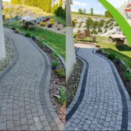 Efekt mycia kostki brukowej: połowa ścieżki wyczyszczona, ukazując różnicę w kolorze i czystości. Widoczny kontrast przed i po zabiegu na krętej ścieżce.