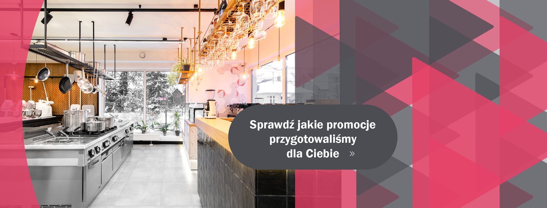 Wnętrze restauracji z widoczną kuchnią i barem, nad którym wiszą kieliszki; po prawej stronie grafika z napisem 'Sprawdź jakie promocje przygotowaliśmy dla Ciebie'.