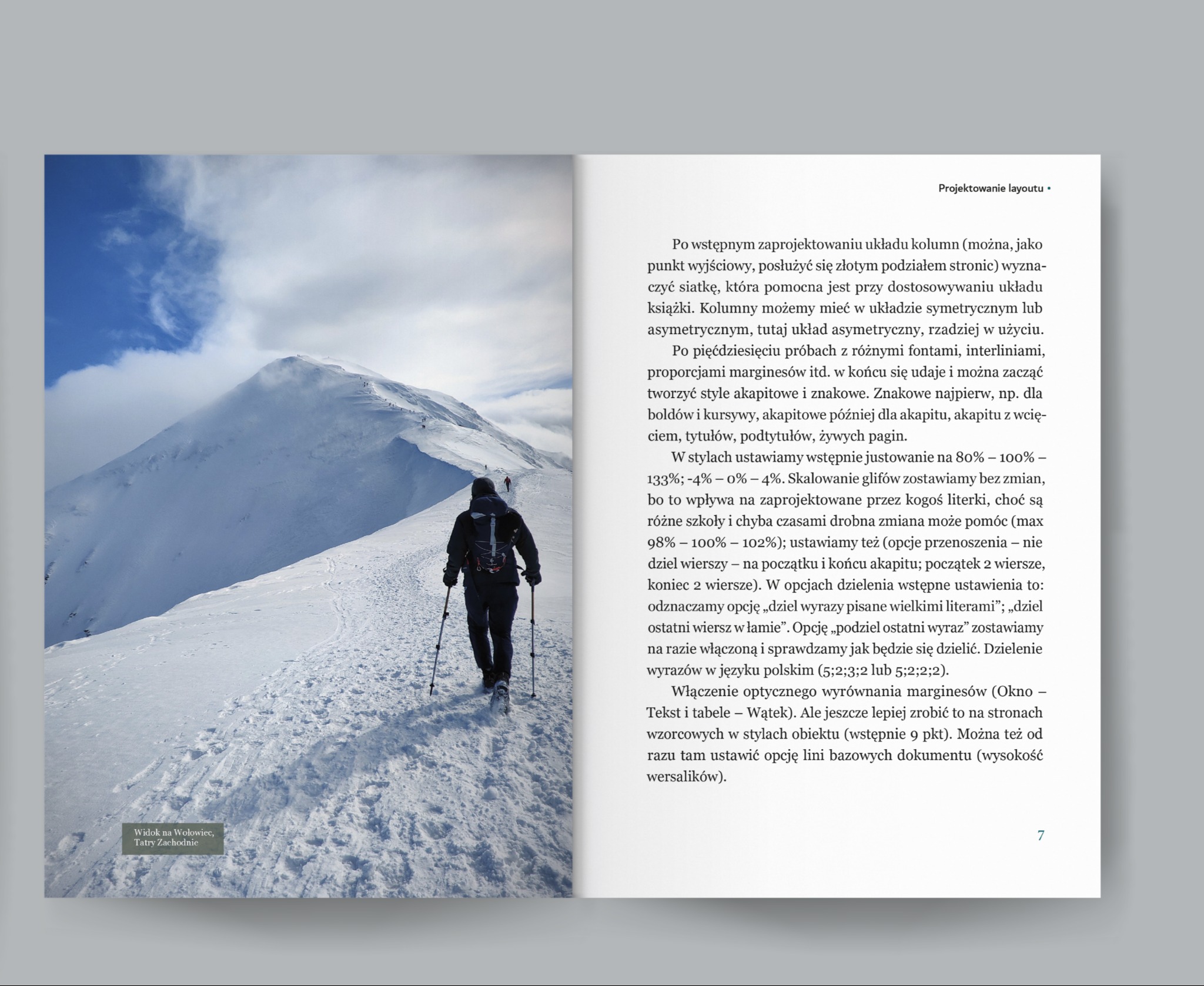 Strona książki z tekstem o projektowaniu layoutu, obok zdjęcie wspinacza w zimowym krajobrazie górskim.