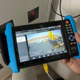 KAMERY-MOSINA TOMASZ JAŚKIEWICZ - Tester kamer IP z podglądem obrazu z kamery monitoringu na budowie, podłączony kablem Ethernet, widoczny interfejs ONVIF.