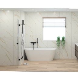 Lubuskie Płytki - Nowoczesna łazienka z wolnostojącą wanną, kabiną prysznicową typu walk-in z czarną armaturą, jasnymi płytkami imitującymi marmur i drewnianą podłogą, doświetlona wiszącymi roślinami przy oknie.