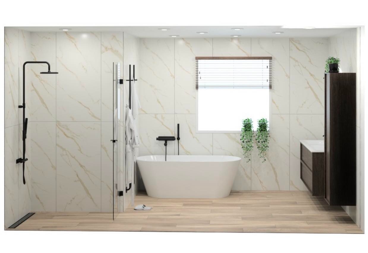 Nowoczesna łazienka z wolnostojącą wanną, kabiną prysznicową typu walk-in z czarną armaturą, jasnymi płytkami imitującymi marmur i drewnianą podłogą, doświetlona wiszącymi roślinami przy oknie.
