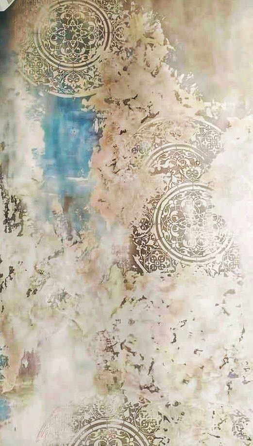 Abstrakcyjna gładź z ornamentami w stylu marokańskim, imitująca stare freski, z akcentami błękitu.