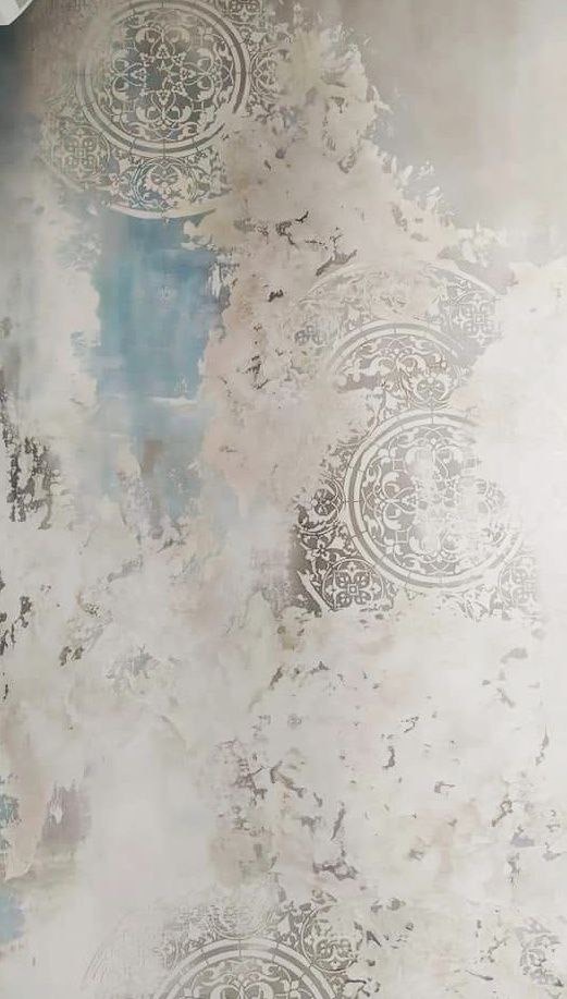 Dekoracyjna ściana z efektem postarzenia, wzory geometryczne i przetarcia w odcieniach bieli, beżu i błękitu, imitacja fresku.