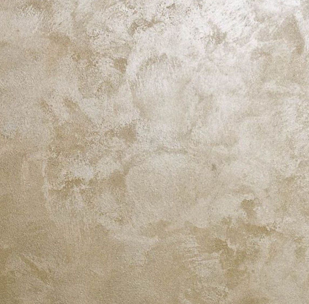 Beżowa ściana z dekoracyjną, nieregularną fakturą gładzi w odcieniach piasku i ecru.