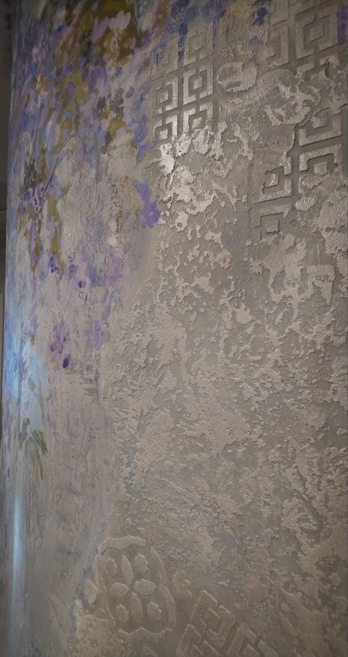 Dekoracyjna ściana z efektem strukturalnym, wzory geometryczne i motywy kwiatowe w odcieniach szarości i fioletu, artystyczne wykończenie wnętrza.