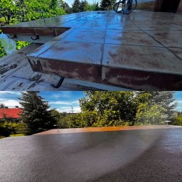 EPOXYPOLI - Dwa ujęcia: Górne przedstawia czyszczoną, mokrą, płytkową powierzchnię tarasu z widocznymi drzewami w tle i narzędziem do czyszczenia. Dolne pokazuje gładką, ciemną powierzchnię z widokiem...