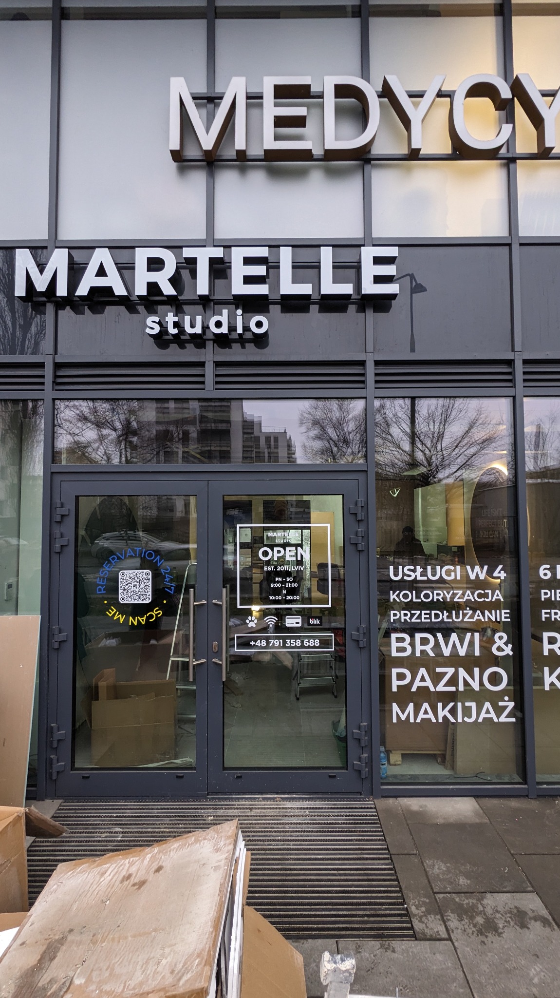 Oklejanie wyczętej folii na oknach i drzwiach.