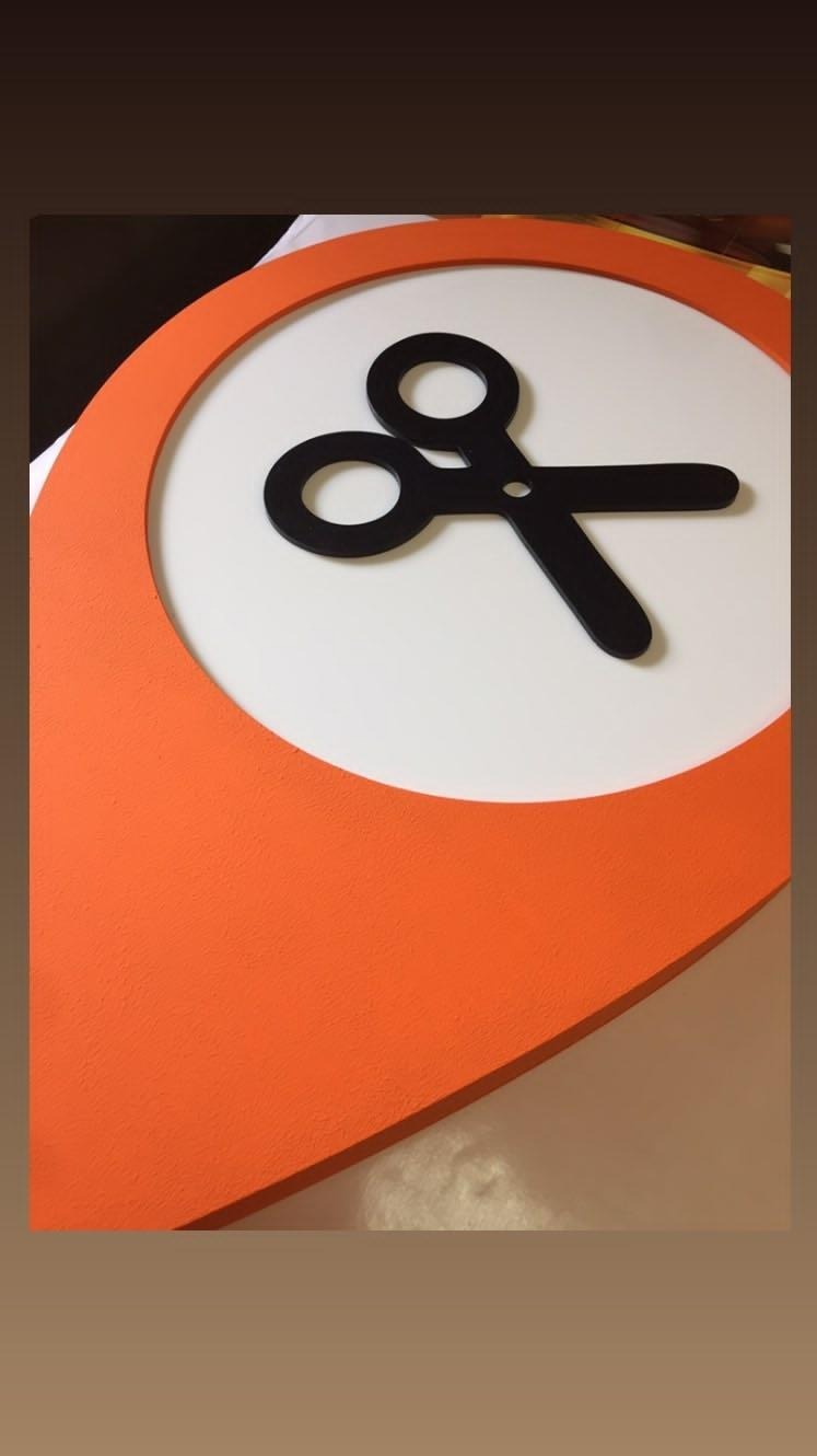 Ciekawy podświetlany element dla fryzjerów.