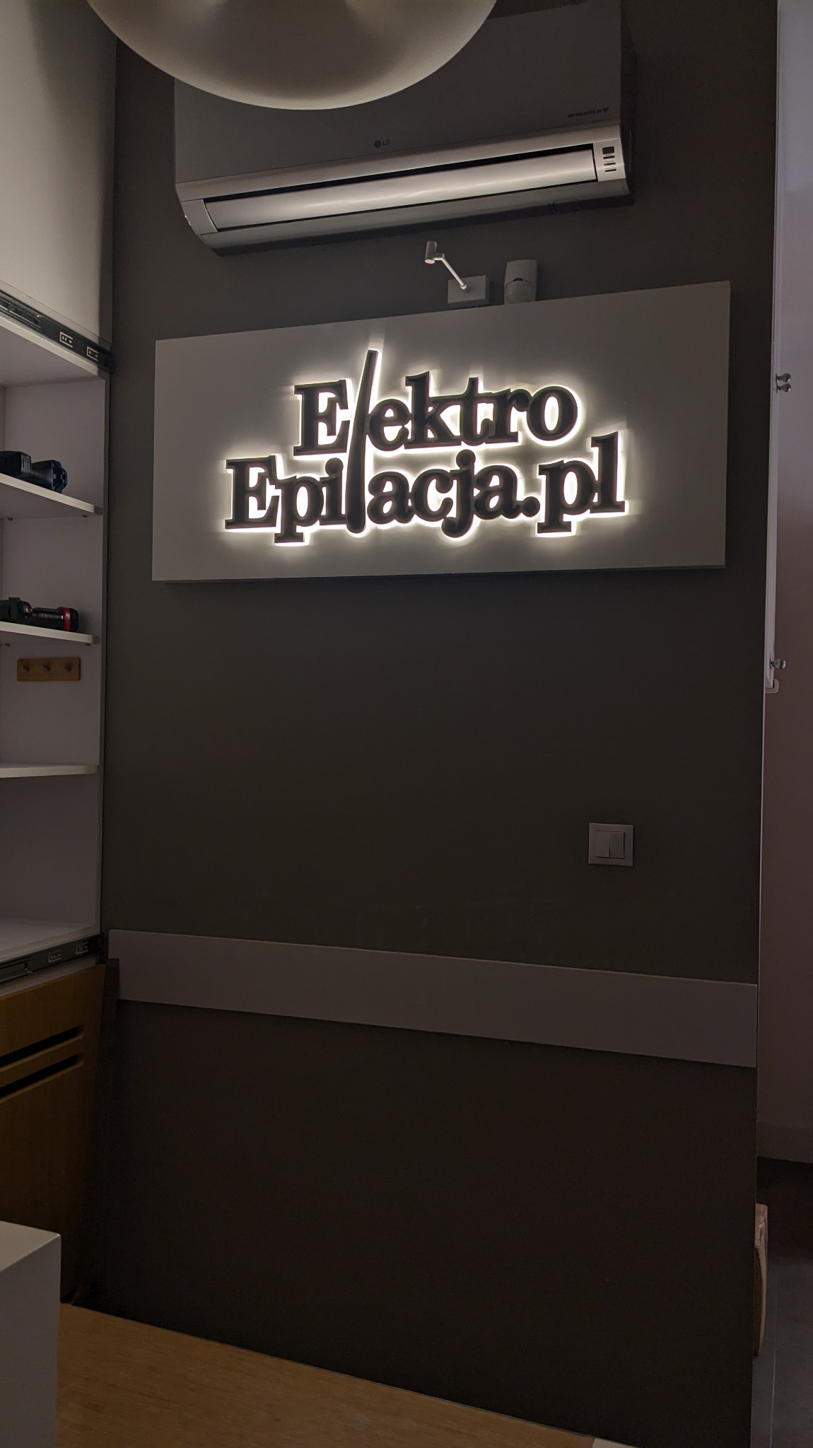 Litery oświetla od tyłu.