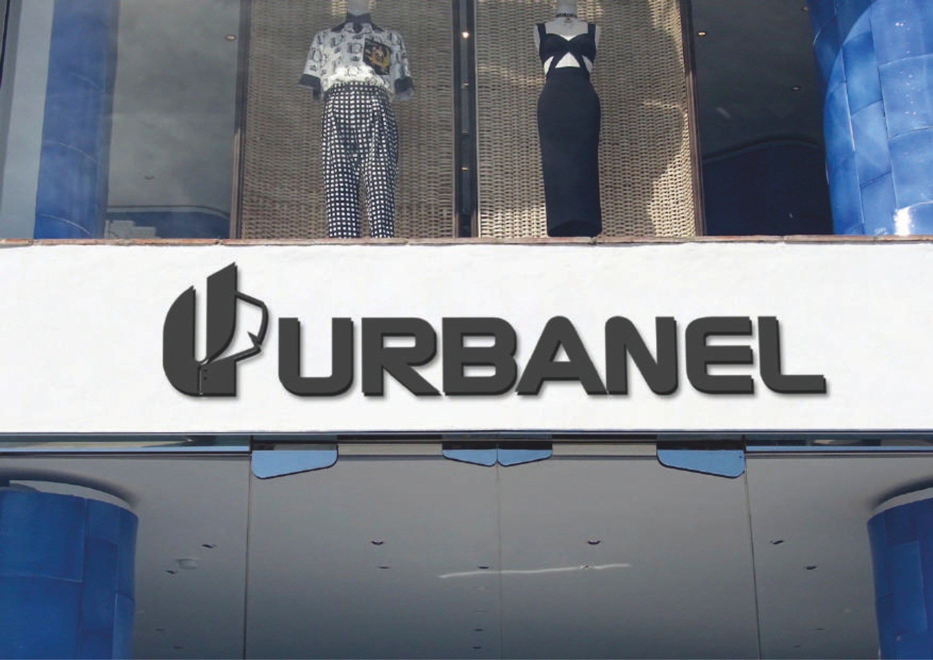 Logo firmy odzieżowej URBANEL nad witryną sklepową z dwoma manekinami w tle.