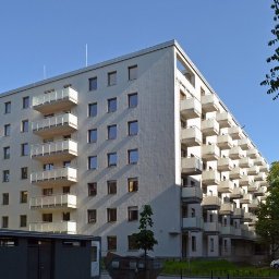 Budynek położony na skrzyżowaniu ul. Józefa Bema i ul. Sienkiewicza 53 – masywny, funkcjonalny obiekt mieszczący aż 251 mieszkań.