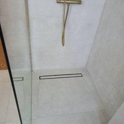 Master-Bud - Wykończona kabina prysznicowa z odpływem liniowym, złota armatura i jasne płytki. Minimalistyczny design.