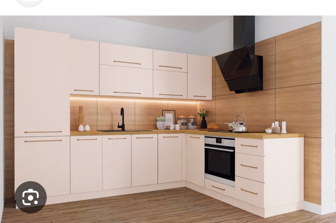 Jasna, nowoczesna kuchnia z drewnianymi akcentami: beżowe szafki z poziomymi uchwytami, czarna armatura i okap, drewniany panel ścienny, oświetlenie LED, drewniana podłoga.