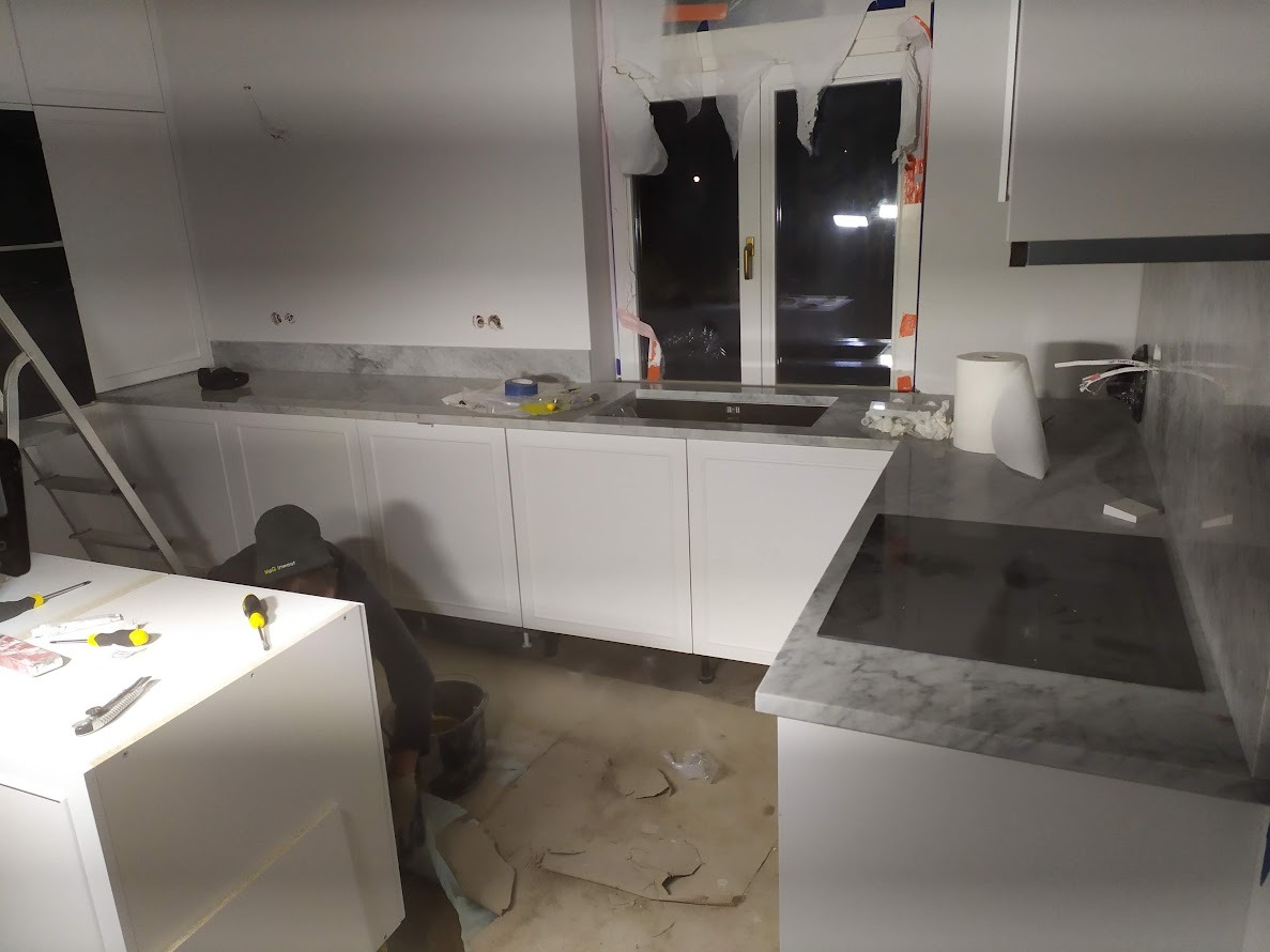 kładziemy blaty z carrary