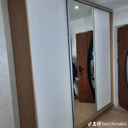 szafa przesuwna, fronty biały półmat. Boki widoczne, fornirowane  lakierowane na bezbarwno 