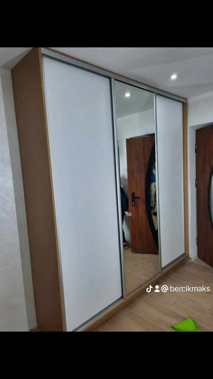 szafa przesuwna, fronty biały półmat. Boki widoczne, fornirowane lakierowane na bezbarwno